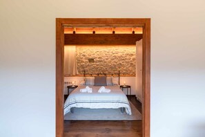 3 soverom, skrivebord, strykejern/-brett og reiseseng for barn