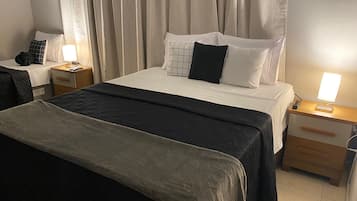 1 dormitori, planxa i posts de planxar, wifi i roba de llit