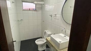 Chuveiro, secador de cabelo, toalhas de banho, sabonete