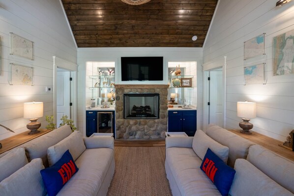 智能電視、壁爐、音響