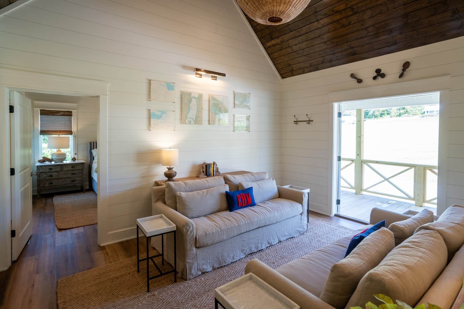 Smart TV, fireplace, stereo