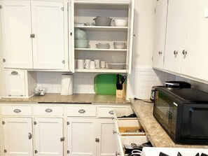 Fridge, microwave, oven, stovetop - Convenient Cozy Haven (Minneapolis)