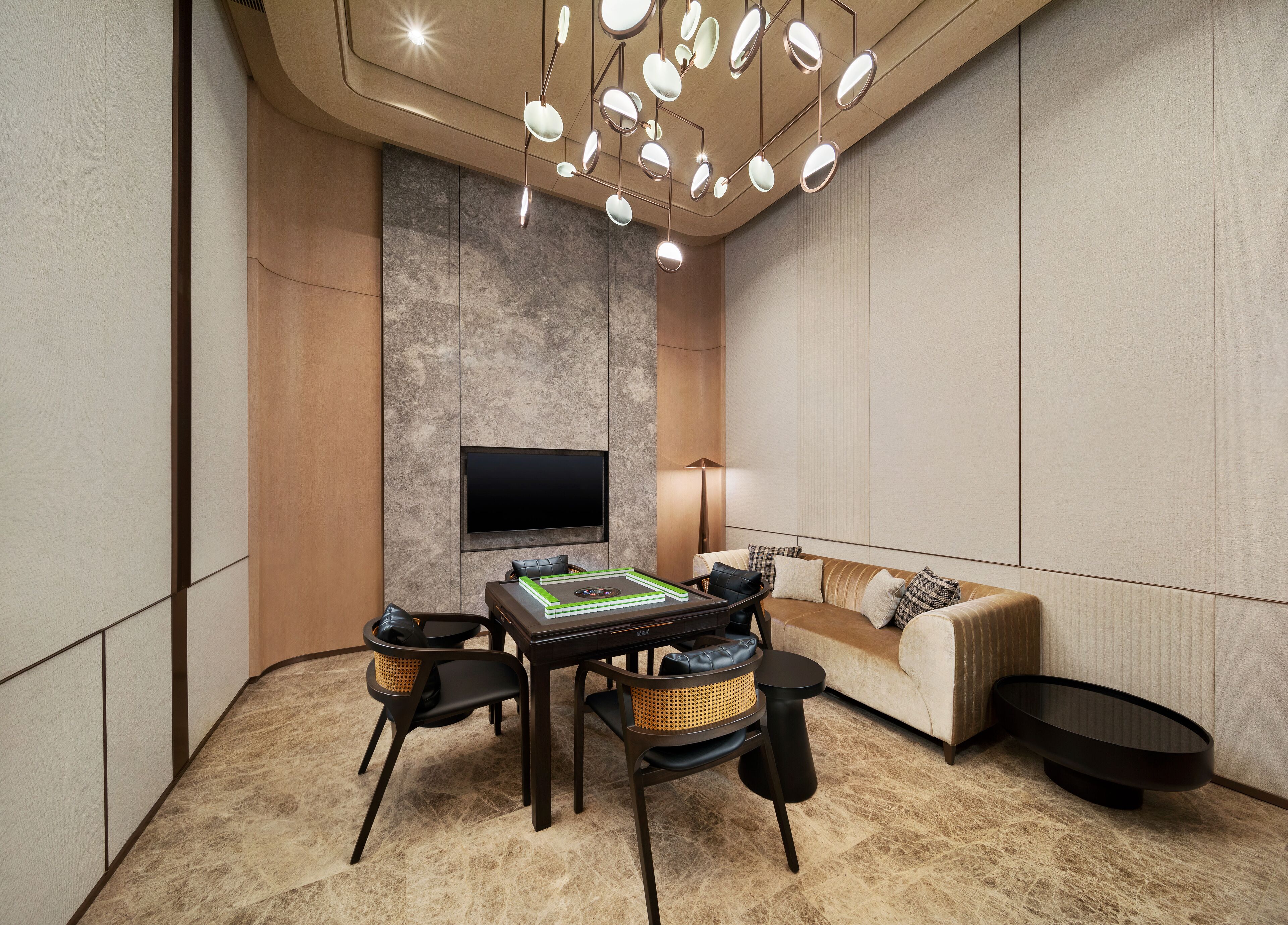 Una sala de estar moderna con televisor de pantalla plana, un sofá, una mesa de centro y una mesa de comedor con sillas.