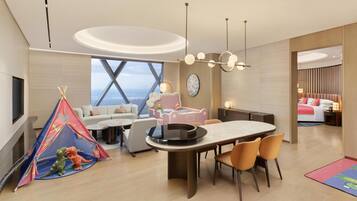 Deluxe-suite - 1 kingsize-seng | Opholdsområde | LCD-tv, legetøj