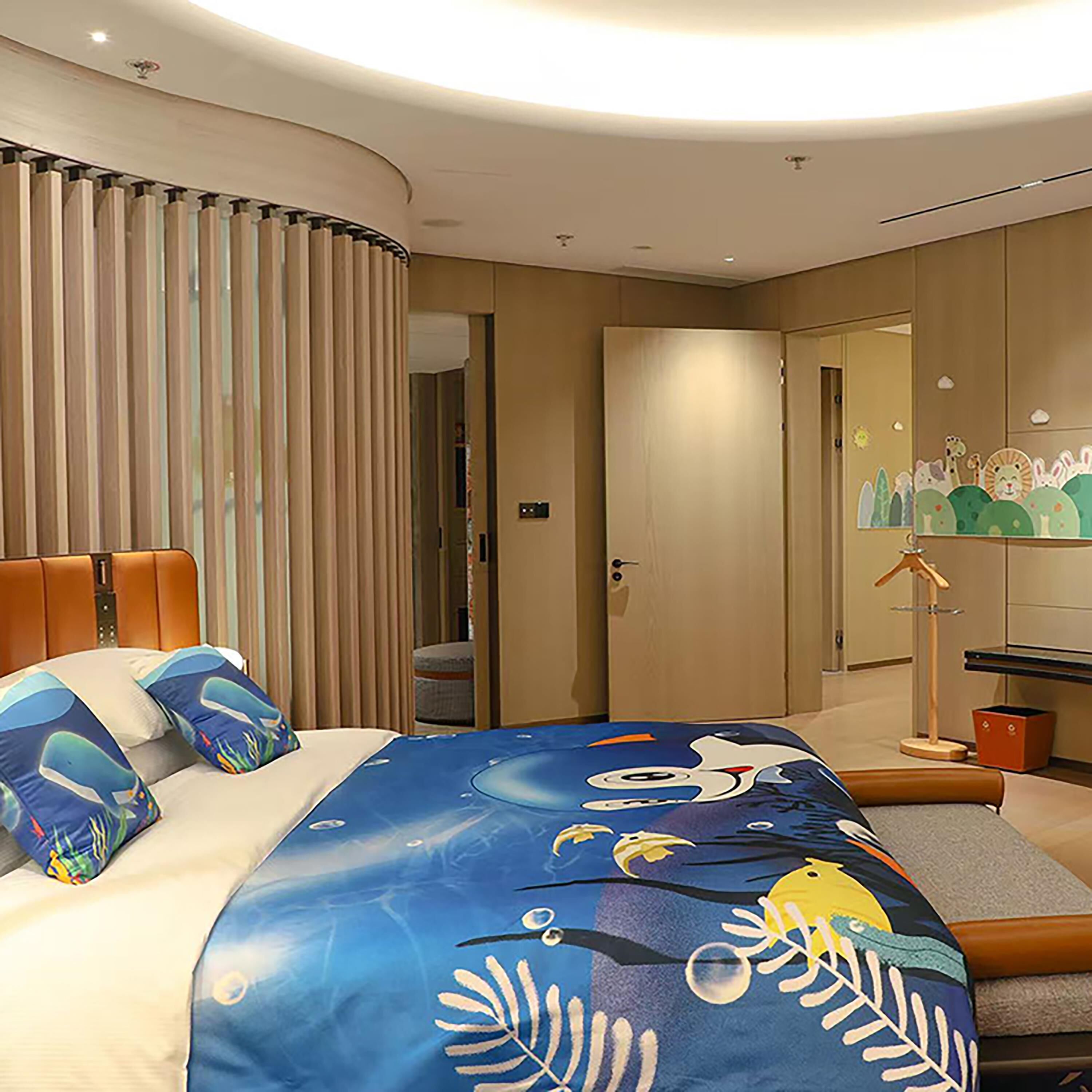 Deluxe Suite, 1 King Bed | Premium bedding, down duvets, pillow-top beds, minibar