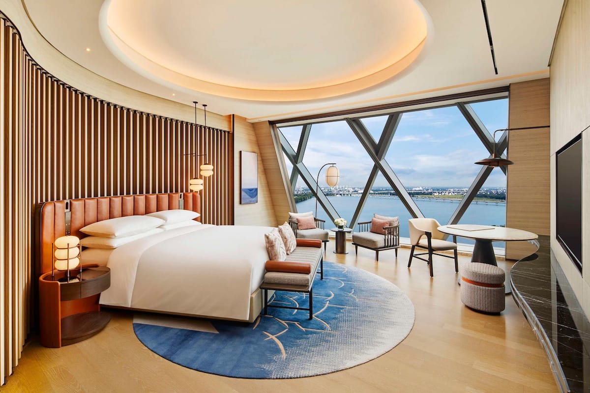 Hochwertige Bettwaren, Daunenbettdecken, Pillowtop-Betten, Minibar