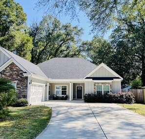 Exterior - Escape to Oasis: A Tech-Infused Luxury Home with Outdoor Paradise! (Columbus)