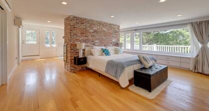 Cape Home w/Oceanview, Roof Deck Pool & Hot Tub