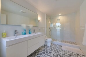 Regadera, secadora de cabello, bidet, toallas 