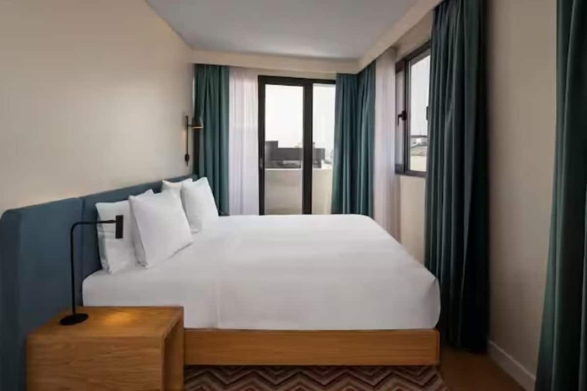 In-room safe, iron/ironing board, bed sheets
