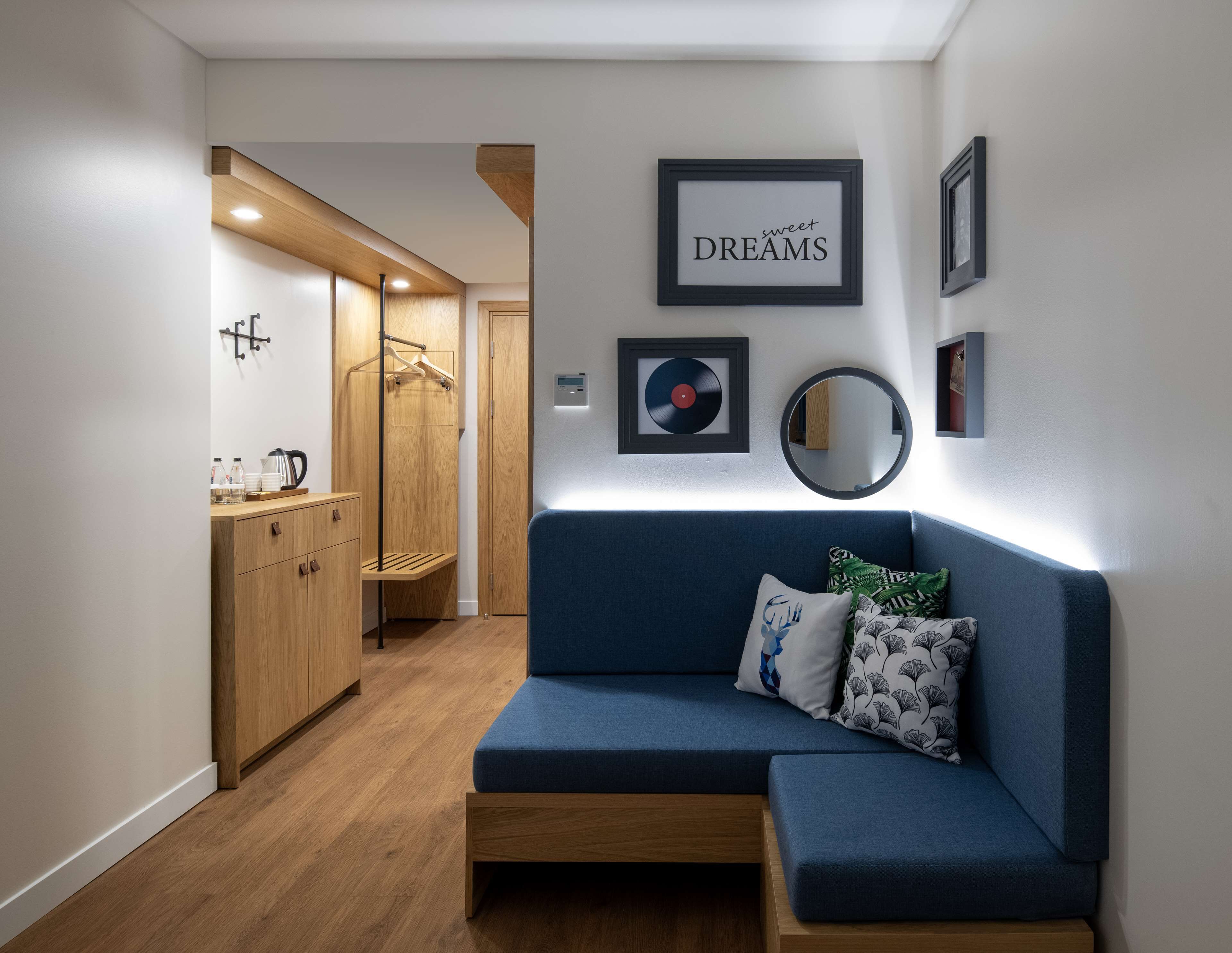 Habitación estándar con 2 camas individuales, 2 camas individuales, para no fumadores | Área de sala de estar | Televisión 