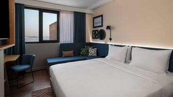 Cubrecamas y caja de seguridad en la habitación