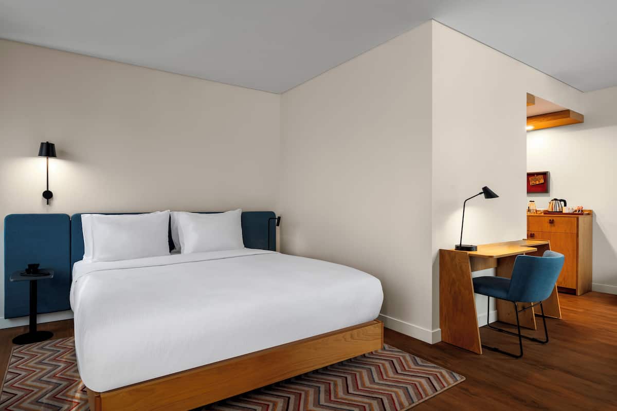 Caja de seguridad en la habitación y espacio para trabajar con laptop