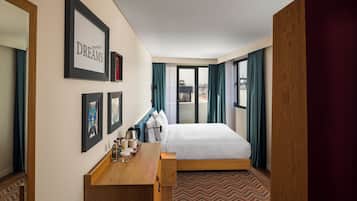 Peti besi dalam bilik, ruang kerja komputer riba