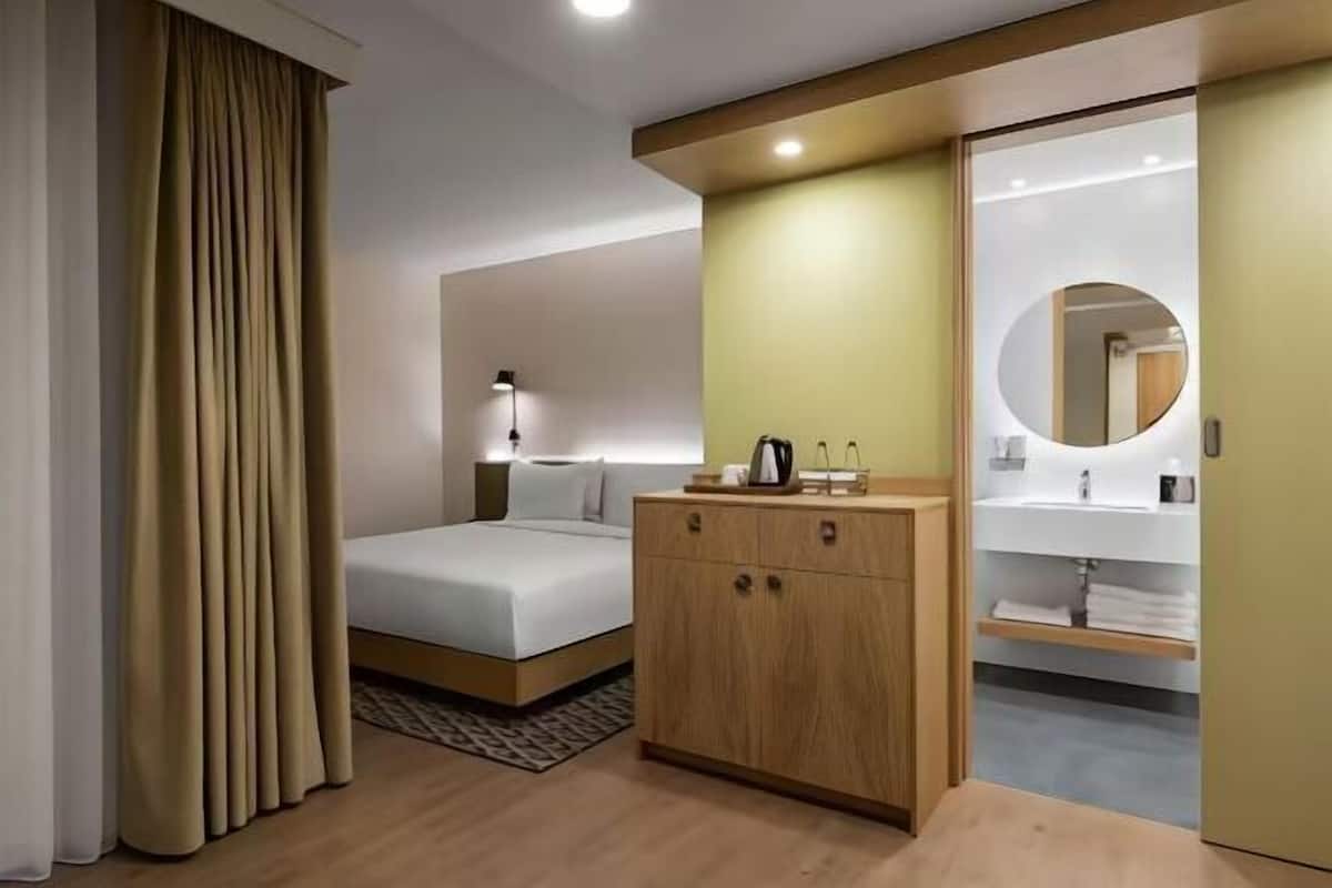 In-room safe, iron/ironing board, bed sheets