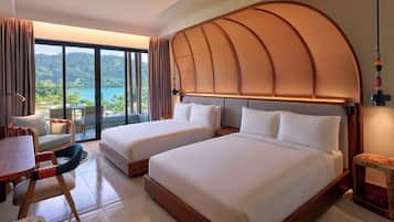 Minibar, muebles diferentes y espacio para trabajar con laptop