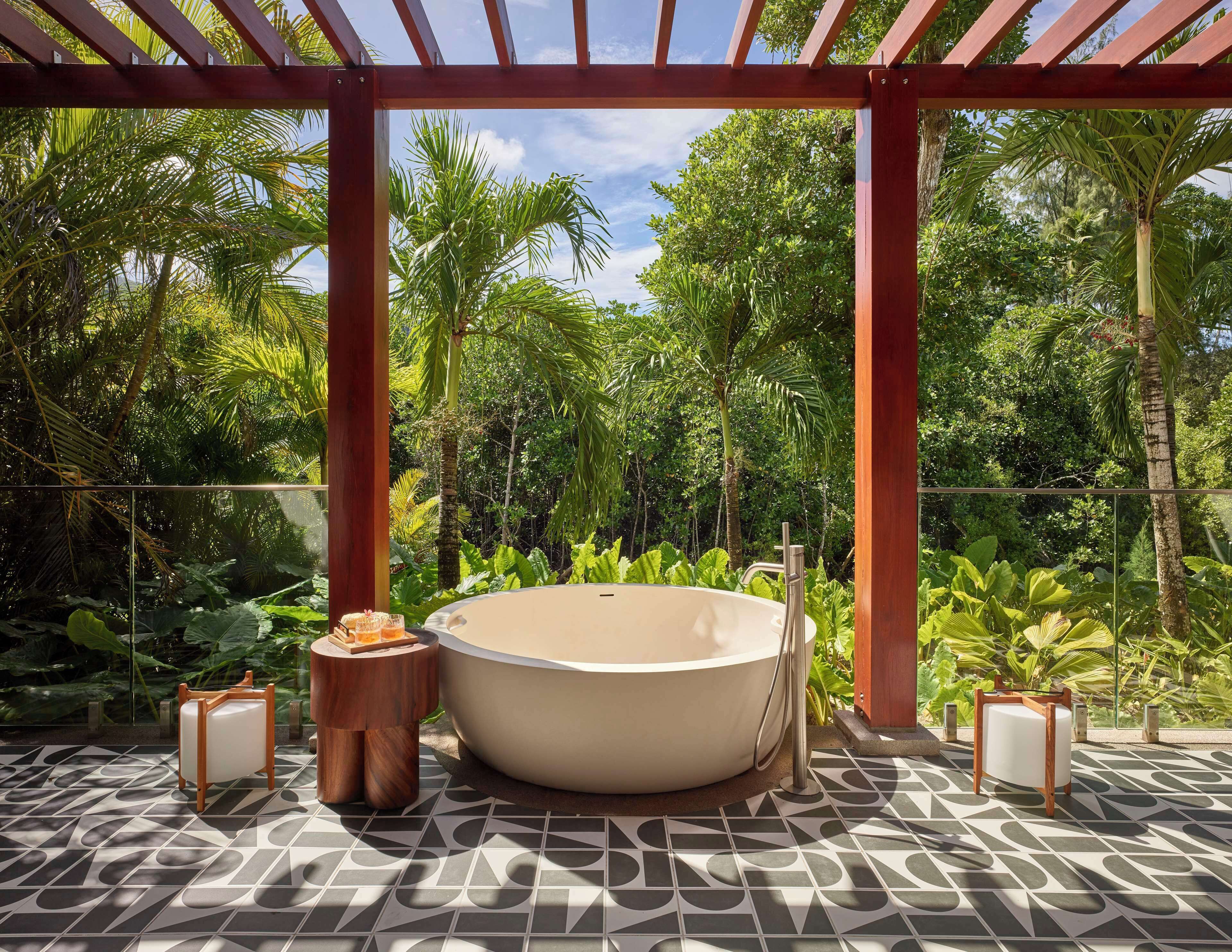 Outdoor spa tub