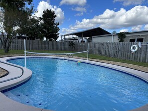 Una piscina al aire libre