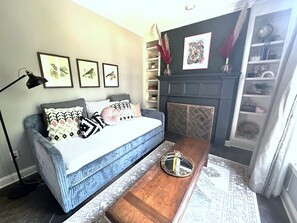 TV connectée, cheminée, table de tennis de table, livres