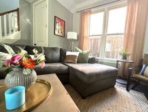 TV connectée, cheminée, table de tennis de table, livres