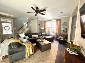 TV connectée, cheminée, table de tennis de table, livres