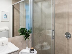 Dusj, hårføner, håndklær og såpe