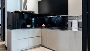 Cafetera y tetera, refrigerador, microondas y horno 