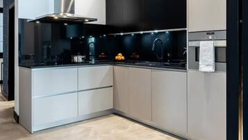 Een koelkast, een magnetron, een oven, een vaatwasser