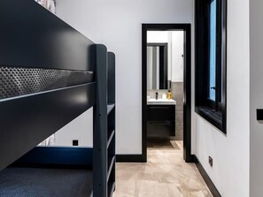 Douche, sèche-cheveux, serviettes fournies