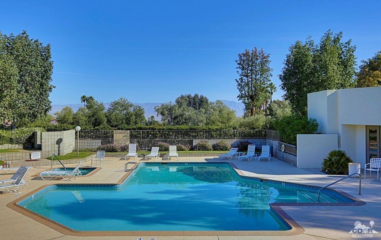In-unit W/D, free parking, fast WIFI, heated pools, tennis, 30 day min.