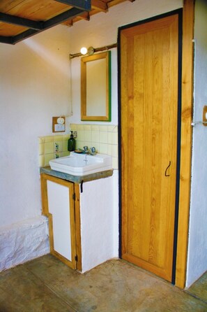 Regadera, toallas, jabón, shampoo 