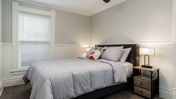 3 Schlafzimmer, Schreibtisch, Bügeleisen/Bügelbrett, Reisekinderbett