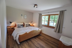 1 bedroom, bed sheets