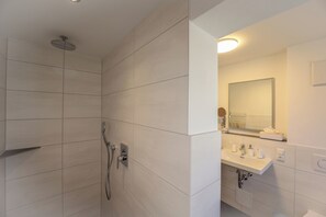 Dusche, Haartrockner, Handtücher