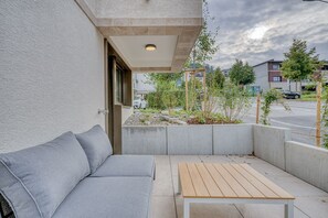 Terrace/patio - Stylish Wiedikon Studio w/ Storage Room & W/D, nr Market, by Blueground (Zurich)