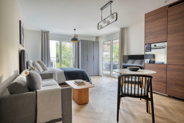 Iron/ironing board, WiFi, bed sheets