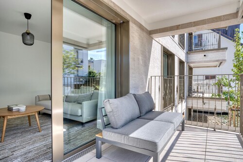 Luxe Wiedikon 2BR w/ Storage & W/D, nr Market, by Blueground