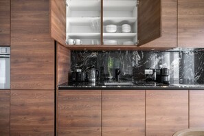 Refrigerador, microondas, horno, placa de cocina