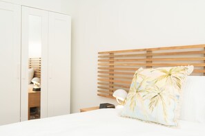 1 bedroom, iron/ironing board, internet, bed sheets - 1 bedroom 1 bath house w patio incl car (Kingston)