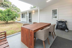 Outdoor dining - 1 bedroom 1 bath house w patio incl car (Kingston)