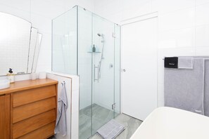 Bathtub, hair dryer - 2 bedrm, 2 bathrm house w/patio includes car (Kingston)