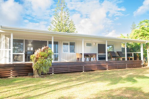 1 bedroom 2 bathroom house with wide verandah, sea views, incl car