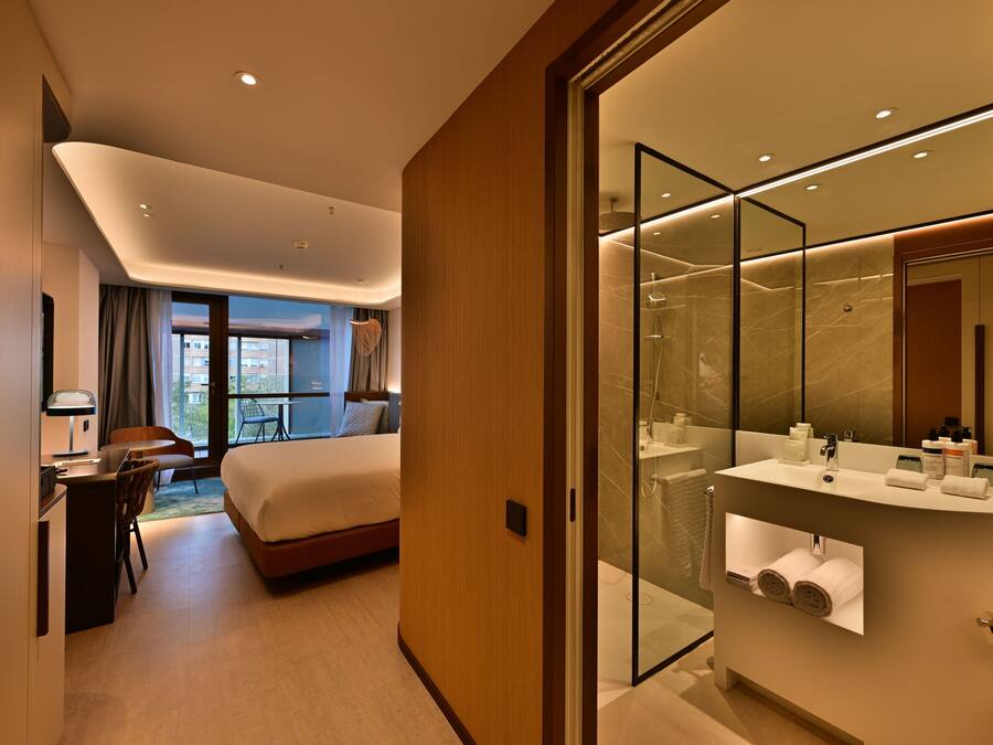 Superior Room, 1 King Bed | Minibar, in-room safe, desk, laptop workspace