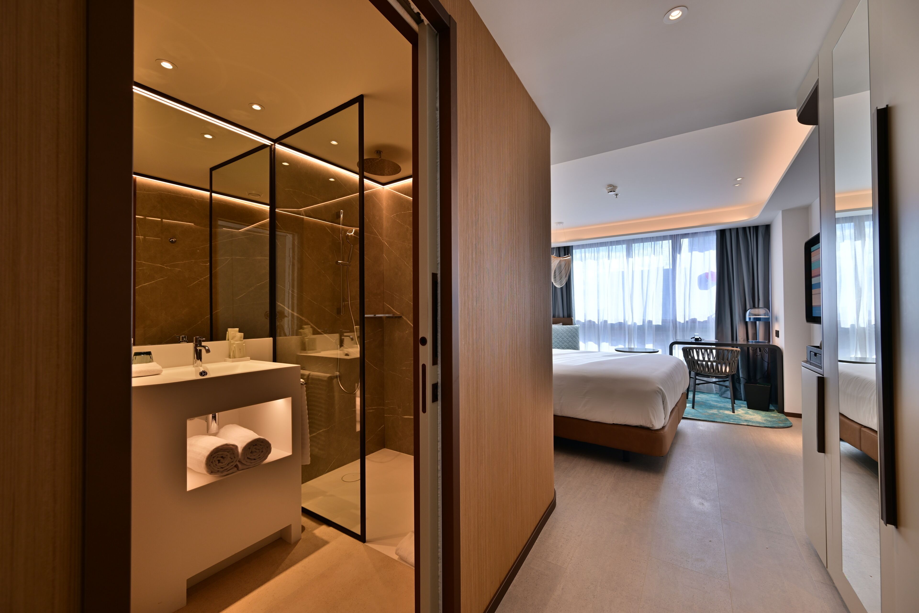 Chambre Standard, 1 très grand lit | Salle de bain | Articles de toilette gratuits, sèche-cheveux, peignoirs, chaussons