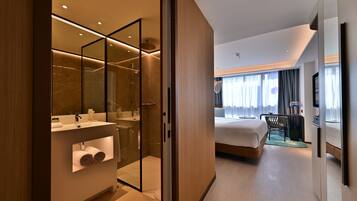 Chambre Standard, 1 très grand lit | Salle de bain | Articles de toilette gratuits, sèche-cheveux, peignoirs, chaussons