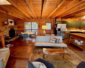 Smart-tv, pejs, bøger, stereoanlæg