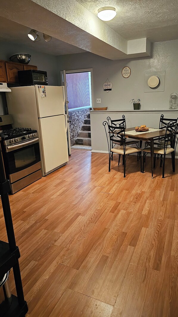 Réfrigérateur, plaque de cuisson, cafetiÚre/bouilloire