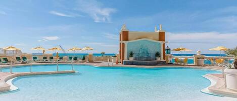 Alberca techada y alberca al aire libre