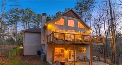 Peaceful & Specious Modern Cabin w/ Hot Tub