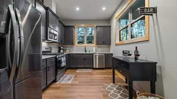 Dishwasher, cookware/dishes/utensils, paper towels